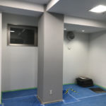 オフィスっぽさを無くすには、柱にクロスを巻くと良いのです